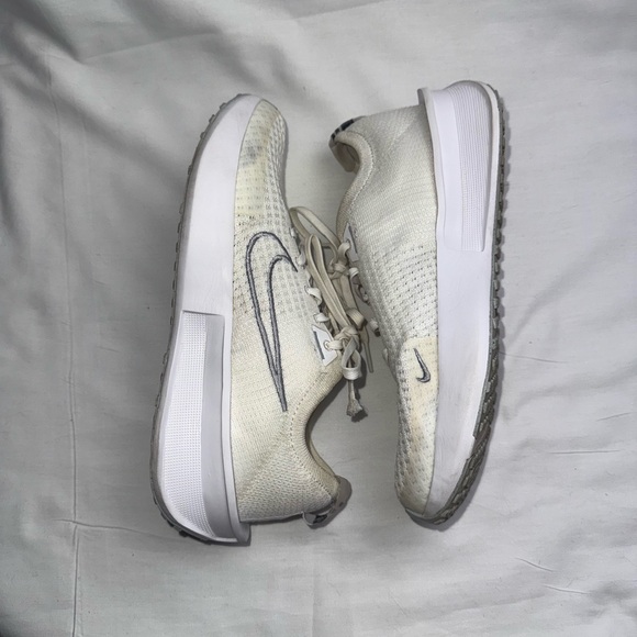 Nike Wmns Interact Run 'Sail Metallic Gold' road running shoes size 7.5 - Picture 5 of 9